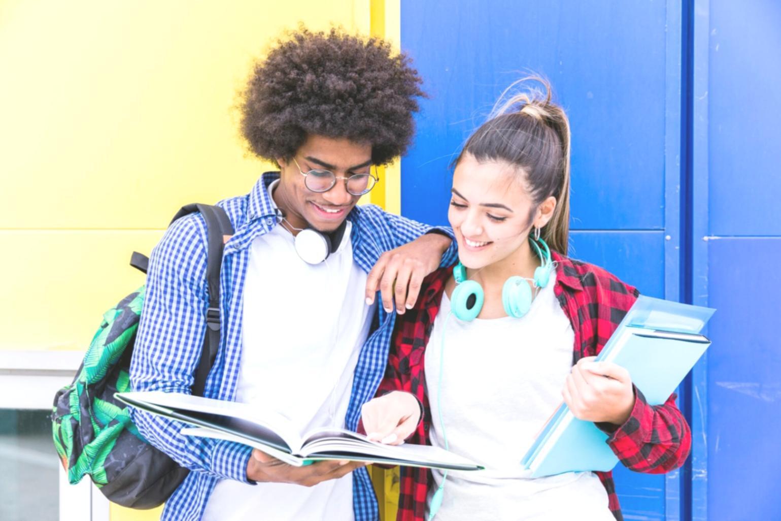 Groupe de personnes collaborant sur leurs projets financiers